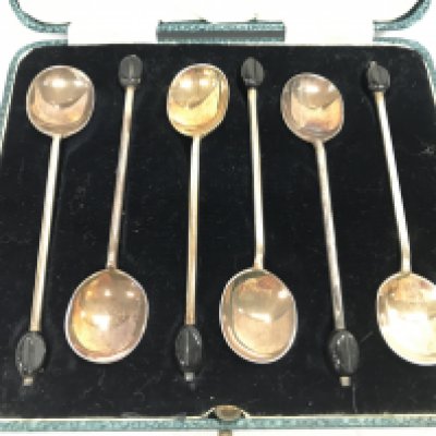 A cased set of silver coffee spoons. Approximately 50g Postage B