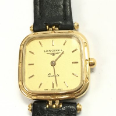 A ladies vintage Longines wrist watch. Quarts movement on black leather strap. Comes with box. Postage B