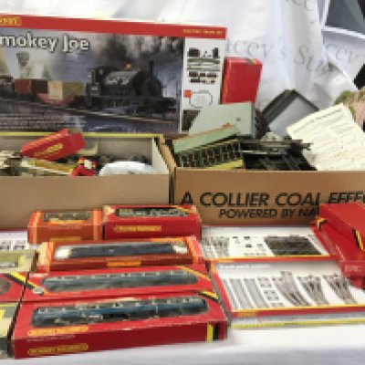 A collection of model railway pieces, mainly 00 gauge. Includes Hornby..Triang etc. comprising Old Smokey train set..locomotives..coaches and other rolling stock..track and accessories plus buildings. No reserve. (4)