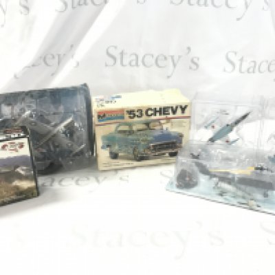 A box containing a quantity of model aircraft. No Reserve.