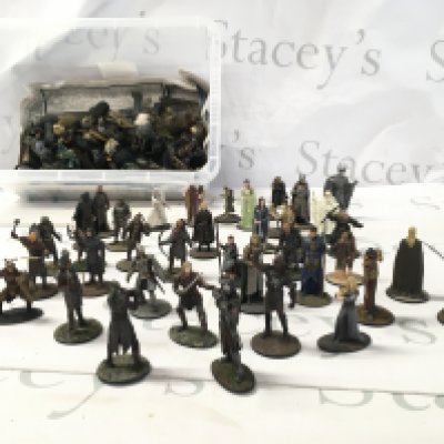 A collection of figures from the Lord Of The Rings series. No reserve.
