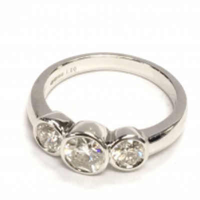 Certificated 18ct white gold 3 stone graduated diamond ring. RBC diamonds 1.00ct cert no. WGI9624132316. Postage category A. Ring size Approx M.