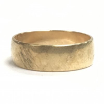 A 9 carat gold wedding band ring , size S. 4.1g. postage category A