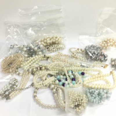 Approximately 20 different simulated pearl necklaces. Postage category B