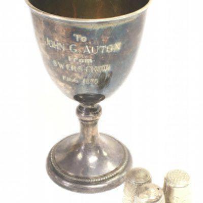 A silver hallmarked egg cup and silver hallmarked thimbles. Postage cat A