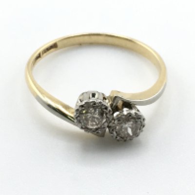 An 18ct gold and platinum cross over ring. Size N and 2.3gPostage A