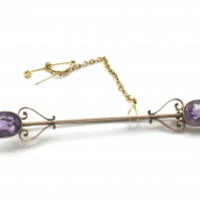 A 9ct gold brooch set with amethyst. 6cm and 3.4g.