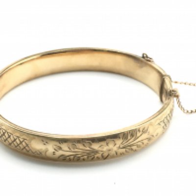 A 1/5 gold bangle. Postage category A. NO RESERVE