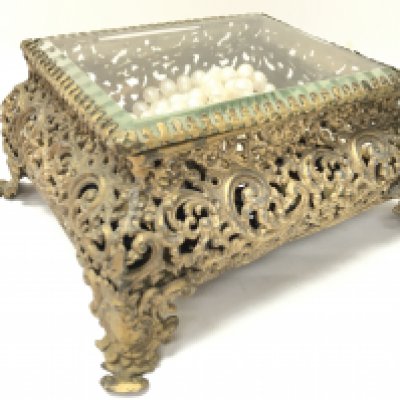 A french gilt box with a pearl necklace and a garnet necklace. This lot cannot be posted.