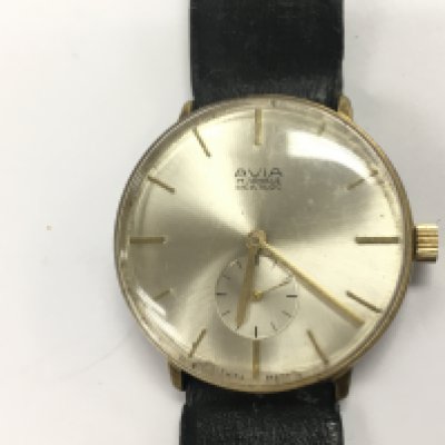 A vintage gents Avia wrist watch. Winds and runs. Approximately 35mm case. Postage B