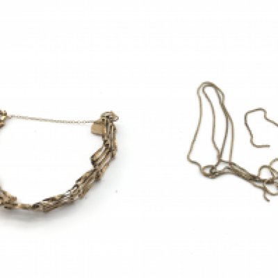 A 9ct gold gate bracelet and a 9ct gold necklace (A/F) 11.64g total. Postage A