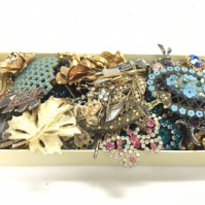 A collection of costume jewellery brooches, postage category B