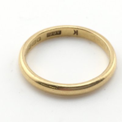 A 22ct gold ring. 2.80g and size K 1/2 Postage A