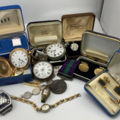 A mixed lot of vintage watches, cuff links and additional jewellery items.