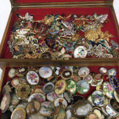 A large collection of vintage brooches including butterflys and cameos. Postage cat C