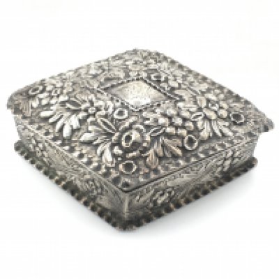 A Victorian silver box with london hallmarks 1887. 100g. NO RESERVE