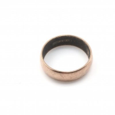 A 9ct gold ring 4.19g and size P 1/2 Postage A