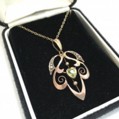 An Edwardian 9ct gold pendant with chain, 2.7g total weight