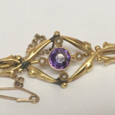 A Quality Vintage 15carat gold bar brooch set with a central cut amethyst and seed pearl weight 3g
