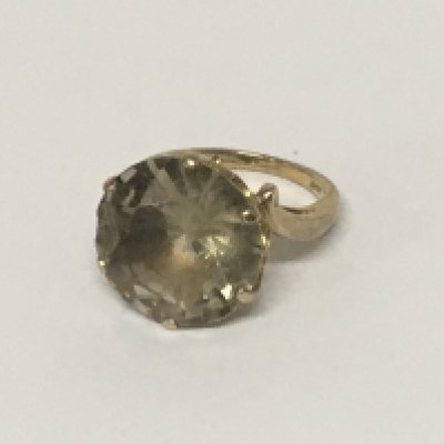 A 9carat gold ring set with a good size cut pale yellow Citroen. Ring size ring size K. Weight 5.5g