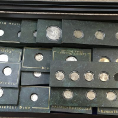 A Collection of American coins including some silver examples. Coins including Standing Liberty Quarter, Barber half dollar, Kennedy half dollar, Buffalo Nickel etc. This lot can be posted without the case, postage category B
