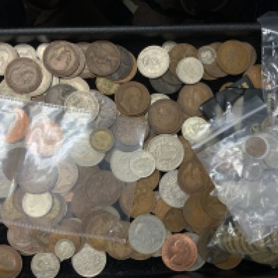 A small box of mixed British coinage and banknotes (B)