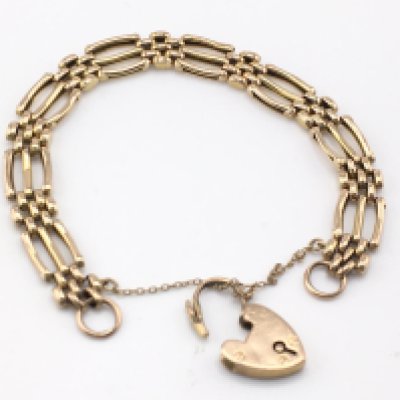 A 9ct gold gate bracelet with heart padlock. 11.62g Postage A