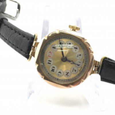 A 9ct gold vintage watch. Winds and runs. Postage B