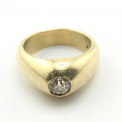 A large gents 9ct gold ring set with approximately 1ct diamond. Size Z+4 and 39.34g Postage A