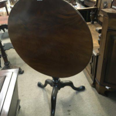 A Quality George III mahogany tip action table the solid round top above a bird cage four pillar revolving action. On a turned column and splayed legs. 73cm wide.