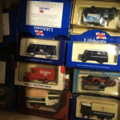A box containing yesteryear&#2013266057۪s cars and a boxed Subbuteo.