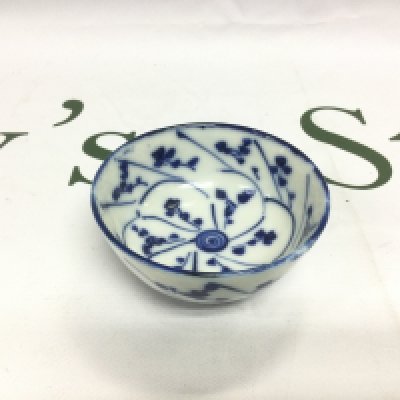 A small Chinese blue and white tea bowl, approx diameter 7.5cm. Shipping category D. NO RESERVE