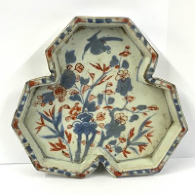 A small early Chinese Imari trefoil dish. 14.4cm. (Some chipping to rims and hairline). NO RESERVE