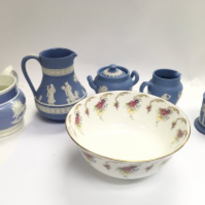 A collection of ceramics including many Wedgwood examples.