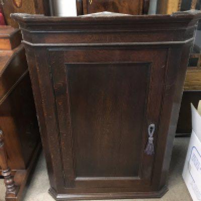 An oak side corner cabinet, dimensions 40x70x96cm
