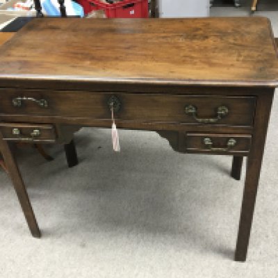 A Quality George III mahogany side table the rectangular top a lot a central drawer flanked by two smaller drawers the side with candle shelf slides. Nice condition. Lock with key. 89x52 74cm high.