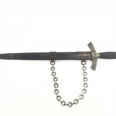 A Nazi WW2 First pattern Luftwaffe dagger with Ernst Pack & Sohn makers mark, total length 45cm, blade 31cm long. This lot cannot be posted.