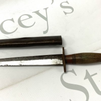 A second pattern Fairburn Sykes figuring knife stamped with the broad arrow and B2 mark. (D)
