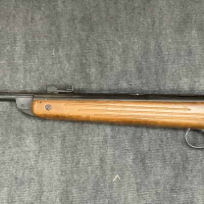 A vintage BSA Meteor air rifle. (D)