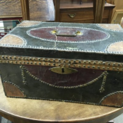 A leather bound vintage box. Dimensions 29x45x23cm. NO RESERVE