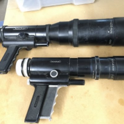 A Novoflex T-Noflexar f:5,6 400mm lens with pistol grip and a Novoflexar f:4,5/240 lens with grip. Postage category C. NO RESERVE