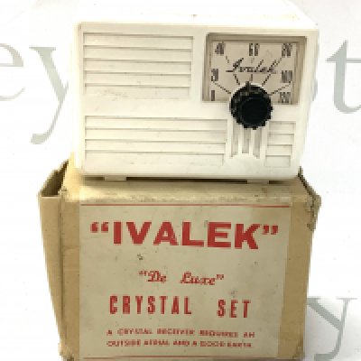 A vintage boxed Ivalek De Luxe Crystal set. (B)