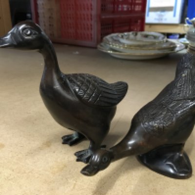 A pair of Chinese bronzed geese 12cm in height