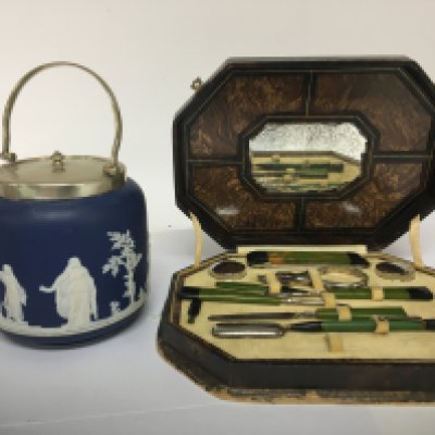 A Wedgwood biscuit barrel and a cased Art Deco design manicure set. (2) NO RESERVE