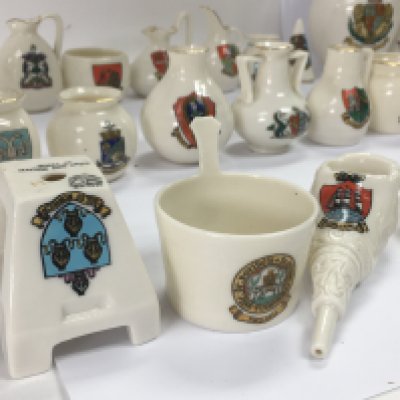 A collection of 46 items of WH Goss ware with various crests and model shapes. NO RESERVE