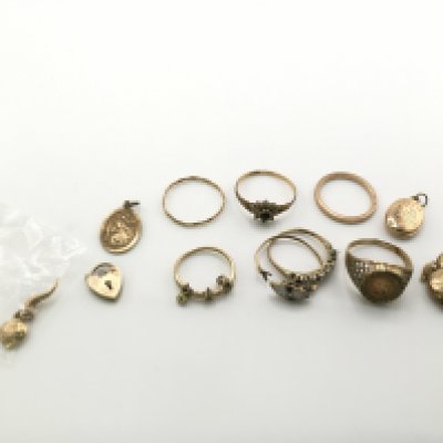 A collection of lockets and gold rings, 14.4g postage category A
