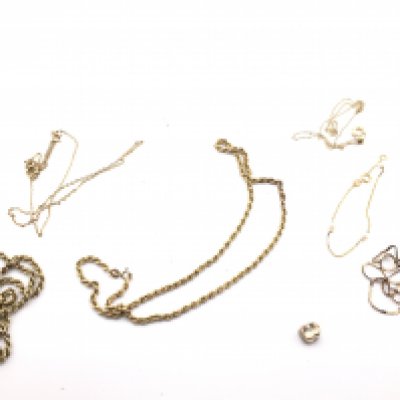 A collection of 9 carat gold necklaces and a gold tooth crown. Total weight 16.3 approximately. Postage category A