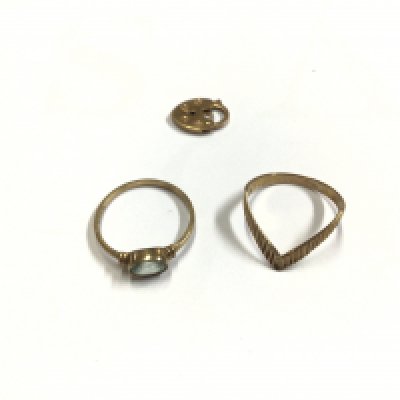Two 9ct gold rings with a 9ct gold lock charm. Approx weight 3.52 grams.