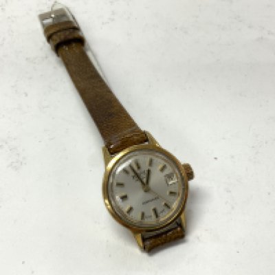 A vintage gold Roamer gents wristwatch. Postage category A.