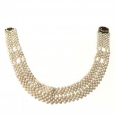 A cultured Pearl necklace with gold and garnet clasp. 39cm long. Postage A